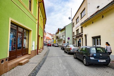 Slovakya 'nın eski Komarno kasabasında renkli sokak mimarisi