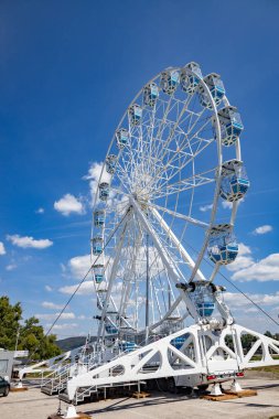 Güneşli bir günde Beyaz Dönme dolap Parlak Mavi Gökyüzüne Karşı