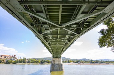 Maria Valeria Köprüsü Tuna Nehri 'nin aşağısında Esztergom Bazilikası ve Castle Hill arka planda, Macaristan