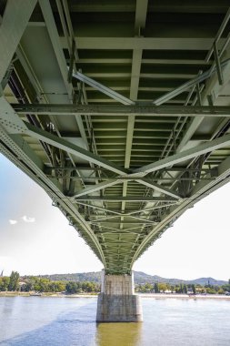 Maria Valeria Köprüsü Tuna Nehri 'nin aşağısında Esztergom Bazilikası ve Castle Hill arka planda, Macaristan