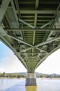 Maria Valeria Köprüsü Tuna Nehri 'nin aşağısında Esztergom Bazilikası ve Castle Hill arka planda, Macaristan