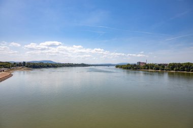 Tuna Nehri 'nin geniş panoramik manzarası mavi gökyüzünün altındaki yeşil bir arazide akıyor.