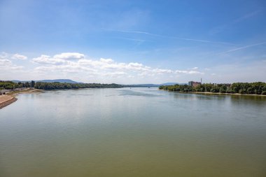 Tuna Nehri 'nin geniş panoramik manzarası mavi gökyüzünün altındaki yeşil bir arazide akıyor.