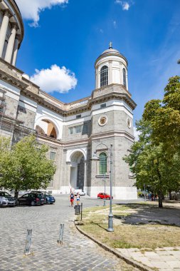 Çan kulesi ve mavi gökyüzü altında neoklasik mimari ile Esztergom Bazilikası yan görünümü, Macaristan