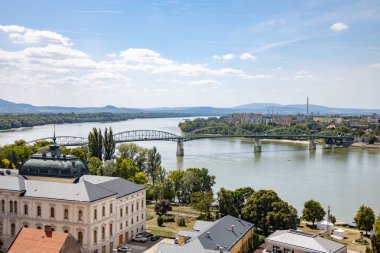 Güneşli bir günde Macaristan ve Slovakya 'yı birbirine bağlayan Tuna Nehri üzerindeki Maria Valeria Köprüsü' nün panoramik manzarası
