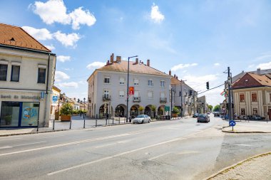 Macaristan 'ın Esztergom kentinde tarihi mimari ve sokak yaşamı