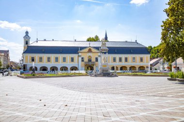 Macaristan 'ın Esztergom kentindeki Szechenyi Meydanı' nın barok mimarisi.