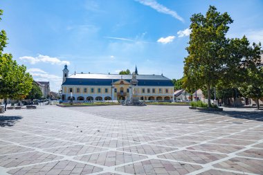 Macaristan 'ın Esztergom kentindeki Szechenyi Meydanı' nın barok mimarisi.