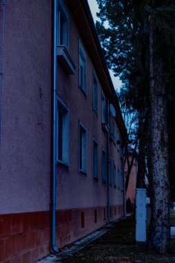 Karanlık şehir: Toplam elektrik kesintisi sırasında yüksek binalar inşa ediliyor