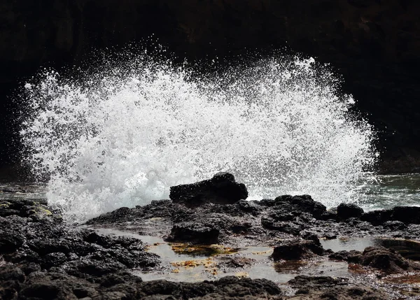 Ola estrellándose en las rocas — Foto de Stock