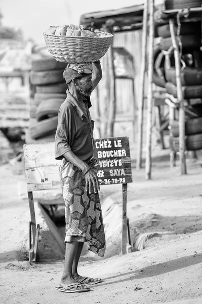 Echte Menschen in Togo, in schwarz-weiß — Stockfoto