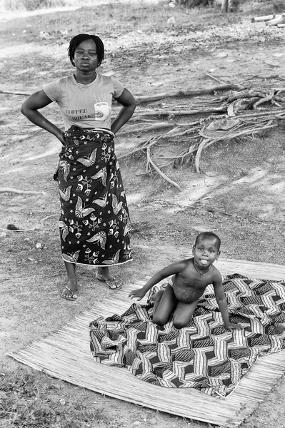 De vraies personnes au Togo, en noir et blanc — Photo