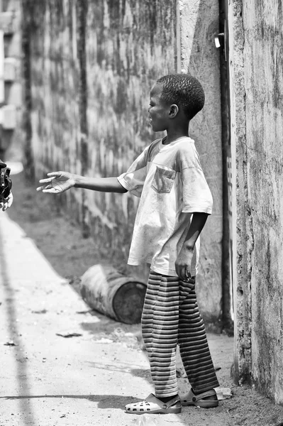 Люди в Бенине, черно-белые — стоковое фото