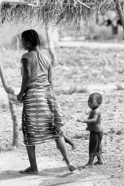 De vraies personnes au Togo, en noir et blanc — Photo