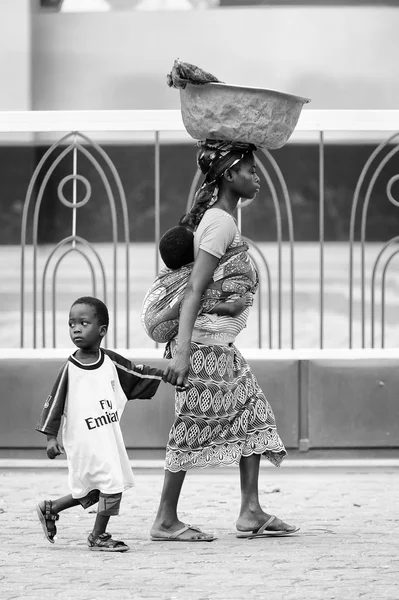 Oameni în Benin, în alb-negru — Fotografie, imagine de stoc