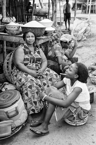 De vraies personnes au Togo, en noir et blanc — Photo