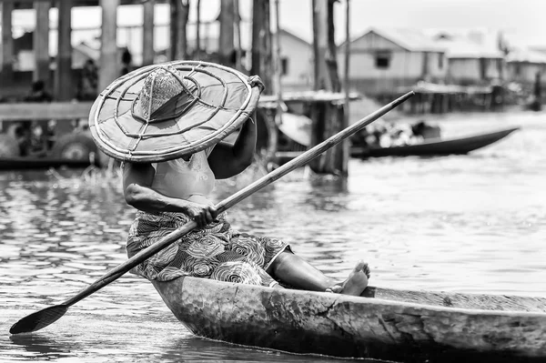 Orang-orang di Benin, hitam dan putih — Stok Foto