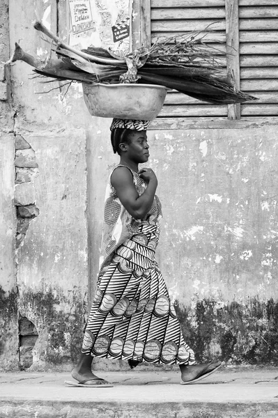 Personas en Benín, en blanco y negro — Foto de Stock