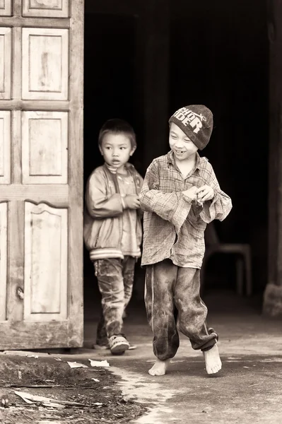 Skuteční lidé ve Vietnamu, v černé a bílé — Stock fotografie