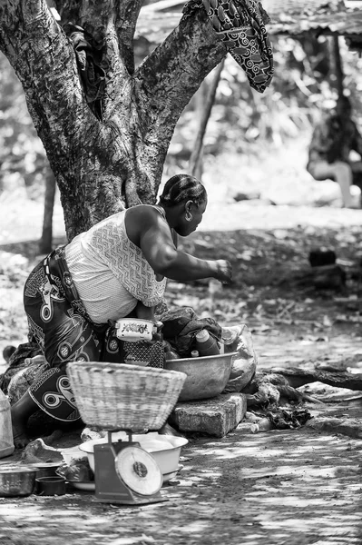 Echte Menschen in Togo, in schwarz-weiß — Stockfoto