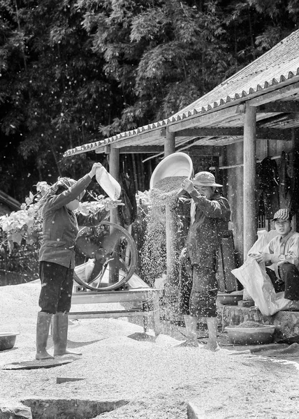 Echte mensen in Vietnam, in zwart-wit — Stockfoto