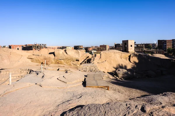 Oude ruïnes rond de onvoltooide obelisk in Aswan, Egypte — Stockfoto