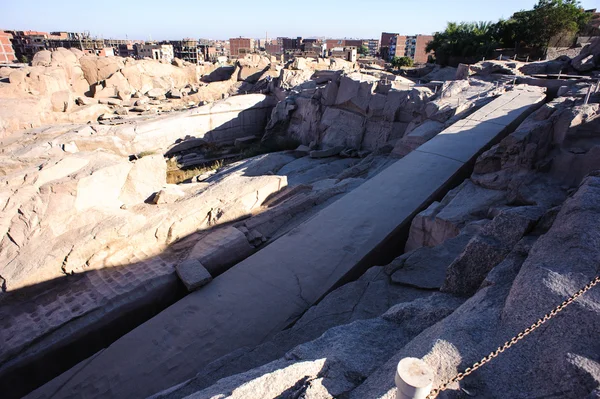 Oude ruïnes rond de onvoltooide obelisk in Aswan, Egypte — Stockfoto