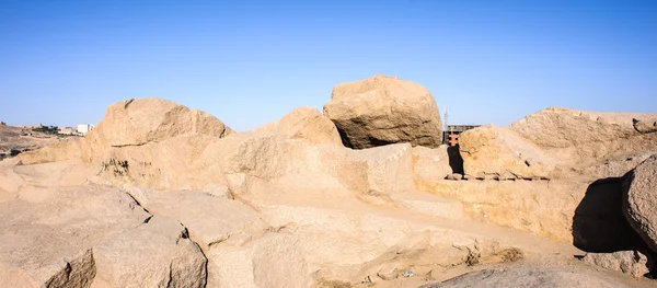 Aswan, Mısır 'daki tamamlanmamış Obelisk çevresindeki antik kalıntılar — Stok fotoğraf