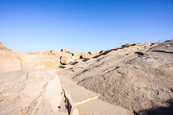 Aswan, Mısır 'daki tamamlanmamış Obelisk çevresindeki antik kalıntılar — Stok fotoğraf