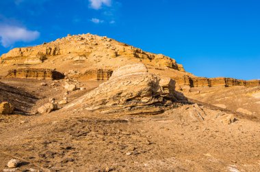 Mısır'daki Sahara Çölü'nde Bahariya Oasis yakınındaki günbatımı dağda