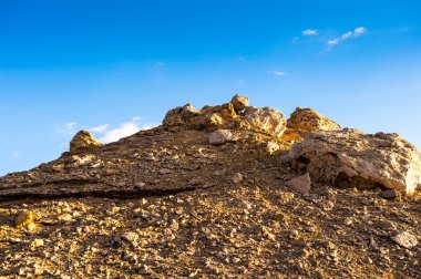 Mısır'daki Sahara Çölü'nde Bahariya Oasis yakınındaki günbatımı dağda