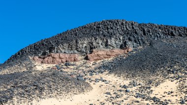 Lybian Çölü'nde siyah çöllerin volkanik oluşumlar