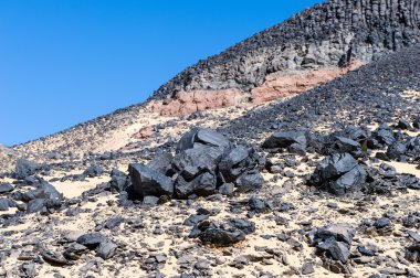 Lybian Çölü'nde siyah çöllerin volkanik oluşumlar