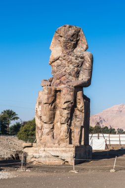 Büyük bir Memnon, büyük taş heykel Pharaoh Amenhotep III, Luxor, Mısır