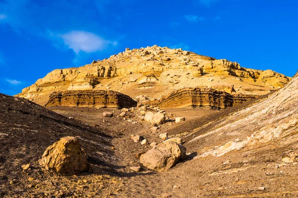 Montanha no pôr do sol perto do Oásis de Bahariya no deserto do Saara, no Egito — Fotografia de Stock