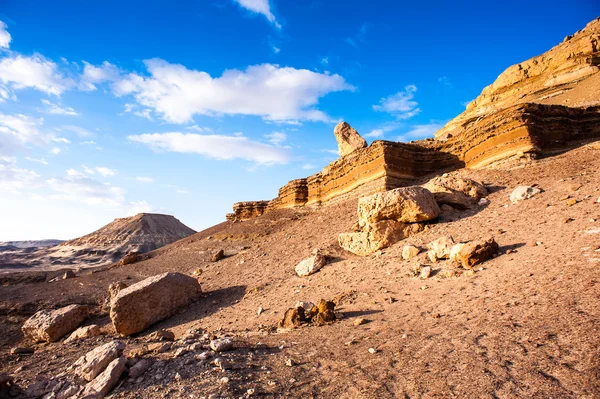 Berg op de zonsondergang in de buurt van de Bahariya oase in de Sahara woestijn in Egypte — Stockfoto