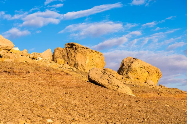 Montagna al tramonto vicino all'Oasi di Bahariya nel deserto del Sahara in Egitto — Foto Stock