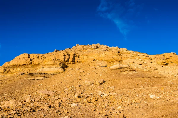 Montaña en la puesta del sol cerca del Oasis de Bahariya en el desierto del Sahara en Egipto — Foto de Stock