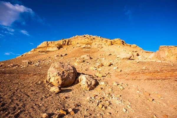 Montagna al tramonto vicino all'Oasi di Bahariya nel deserto del Sahara in Egitto — Foto Stock