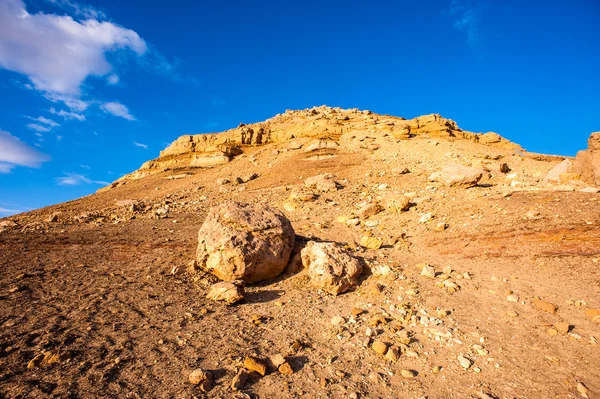 Montagna al tramonto vicino all'Oasi di Bahariya nel deserto del Sahara in Egitto — Foto Stock