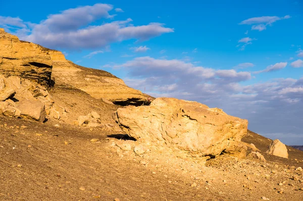 Montaña en la puesta del sol cerca del Oasis de Bahariya en el desierto del Sahara en Egipto —  Fotos de Stock