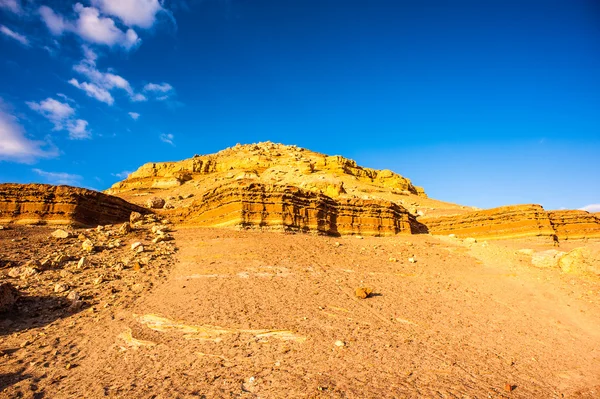 Montagna al tramonto vicino all'Oasi di Bahariya nel deserto del Sahara in Egitto — Foto Stock