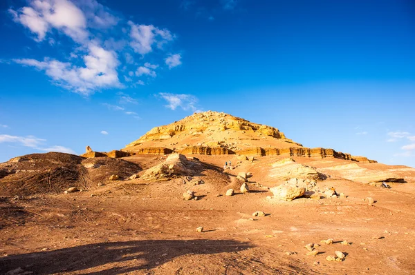 Montanha no pôr do sol perto do Oásis de Bahariya no deserto do Saara, no Egito — Fotografia de Stock