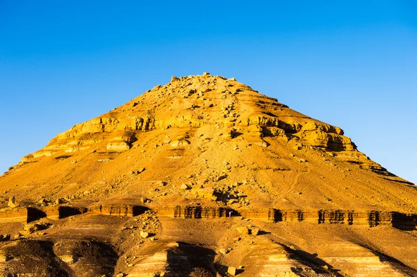 이집트 사하라 사막에 Bahariya 오아시스 근처 일몰에 산 — 스톡 사진