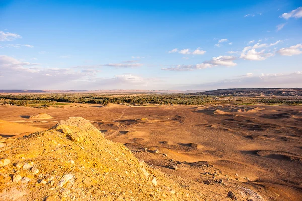 Góra na zachód słońca w pobliżu oazy Bahariya w pustyni Sahara w Egipcie — Zdjęcie stockowe