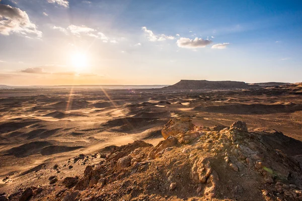 Gunung saat matahari terbenam dekat Oasis Bahariya di Gurun Sahara di Mesir — Stok Foto