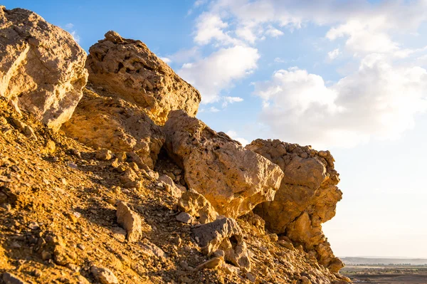 Montagna al tramonto vicino all'Oasi di Bahariya nel deserto del Sahara in Egitto — Foto Stock