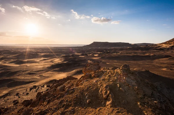 Montagna al tramonto vicino all'Oasi di Bahariya nel deserto del Sahara in Egitto — Foto Stock