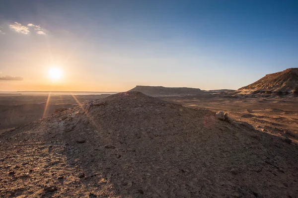 Montagne au coucher du soleil près de l'oasis des Bahariya dans le désert du Sahara en Egypte — Photo