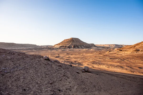 Mountain on the sunset near the Bahariya Oasis in the Sahara Desert in Egypt — Stock Photo, Image